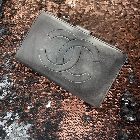 CHANEL WALLET 🥰 - Picture 2 of 13